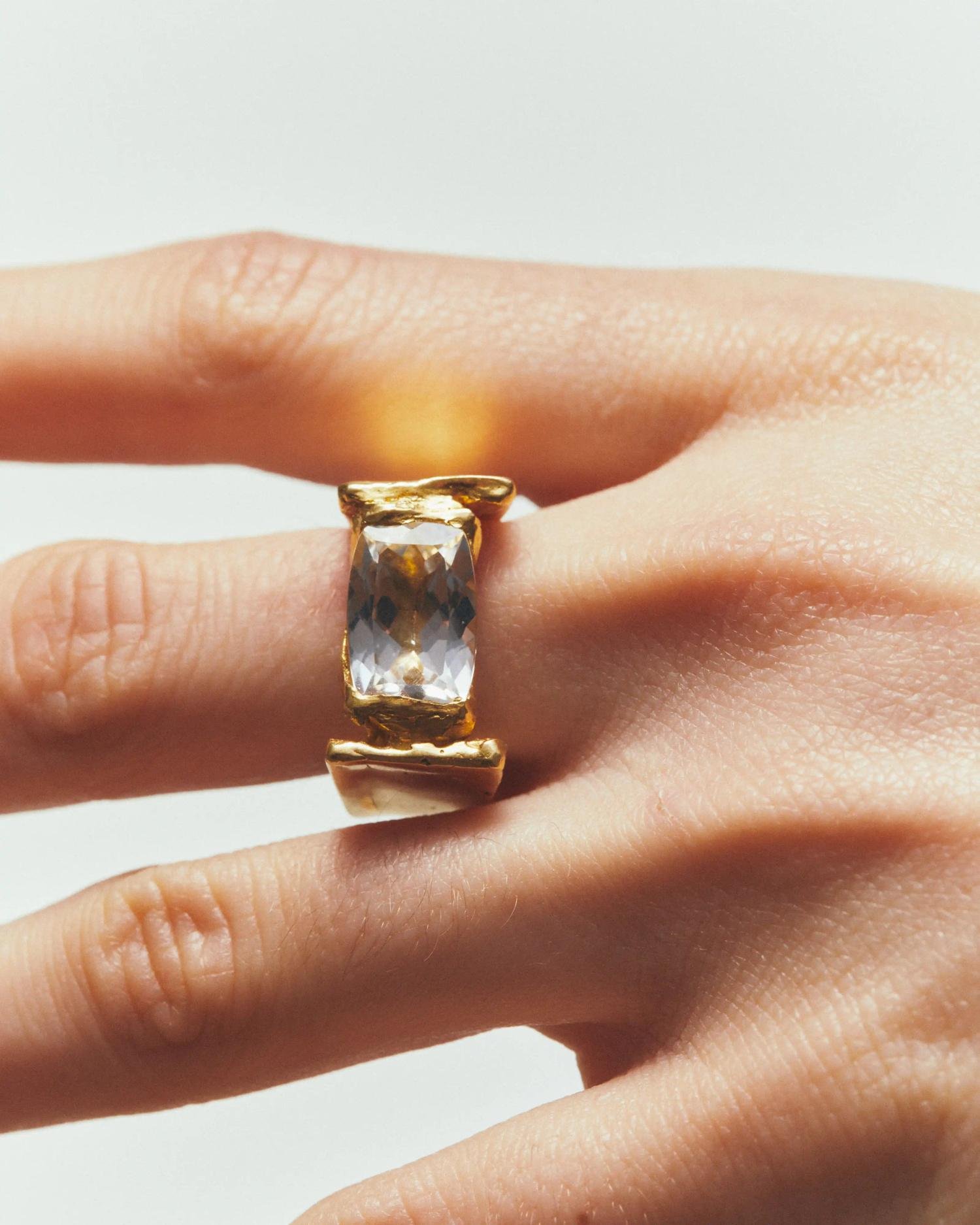 Simuero Abril Ring gold on model detail