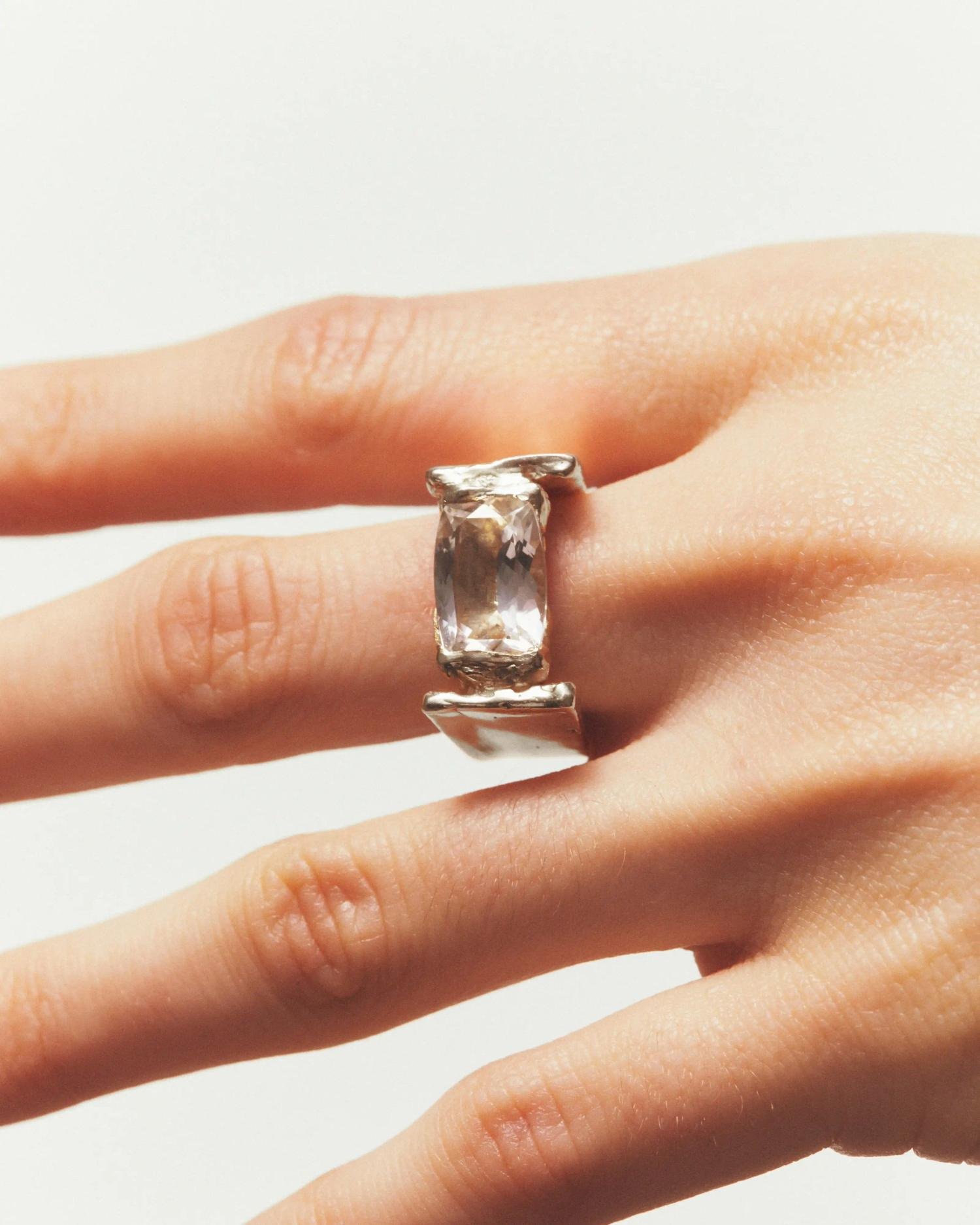 Simuero Abril Ring silver detail