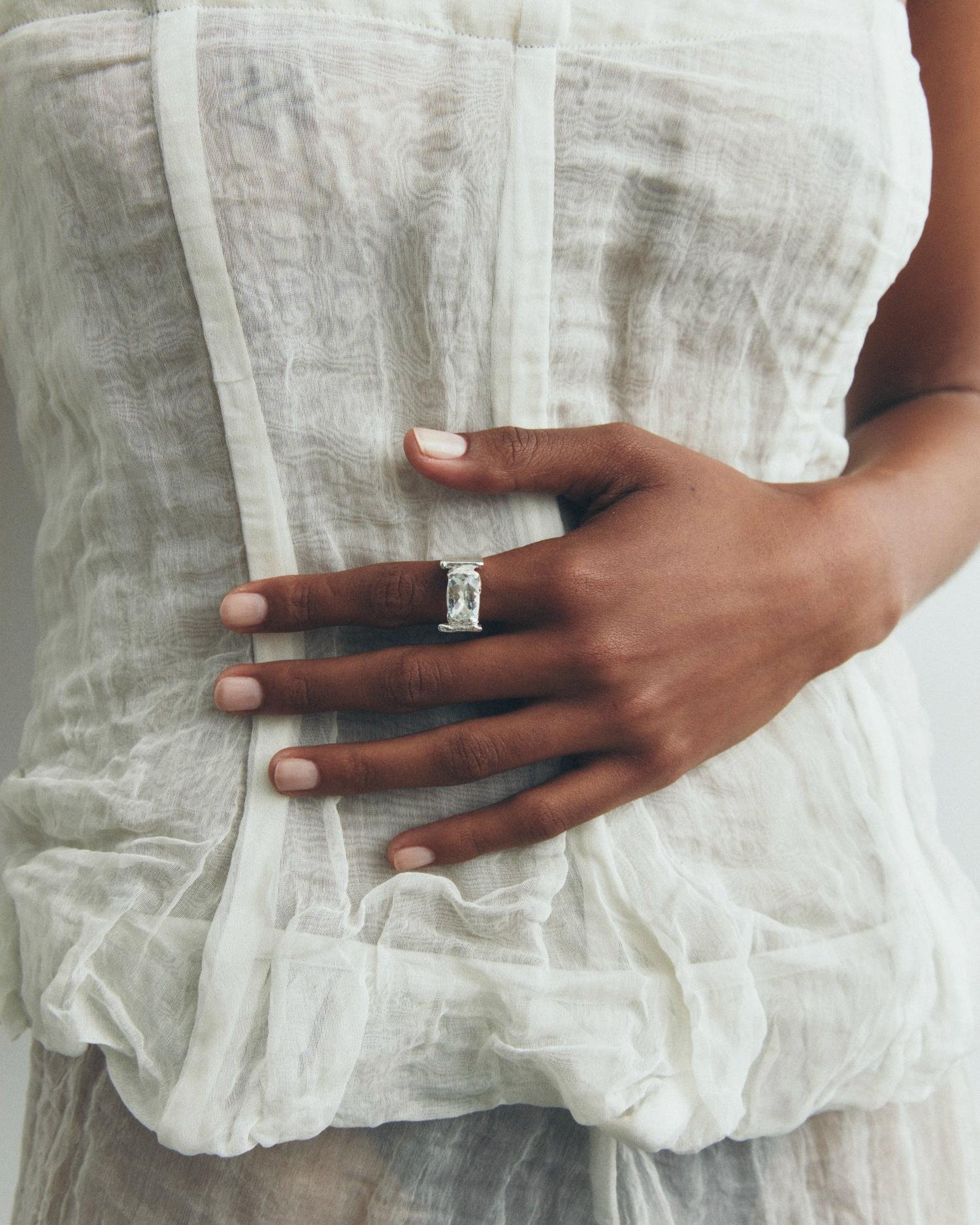 Simuero Abril Ring silver on model