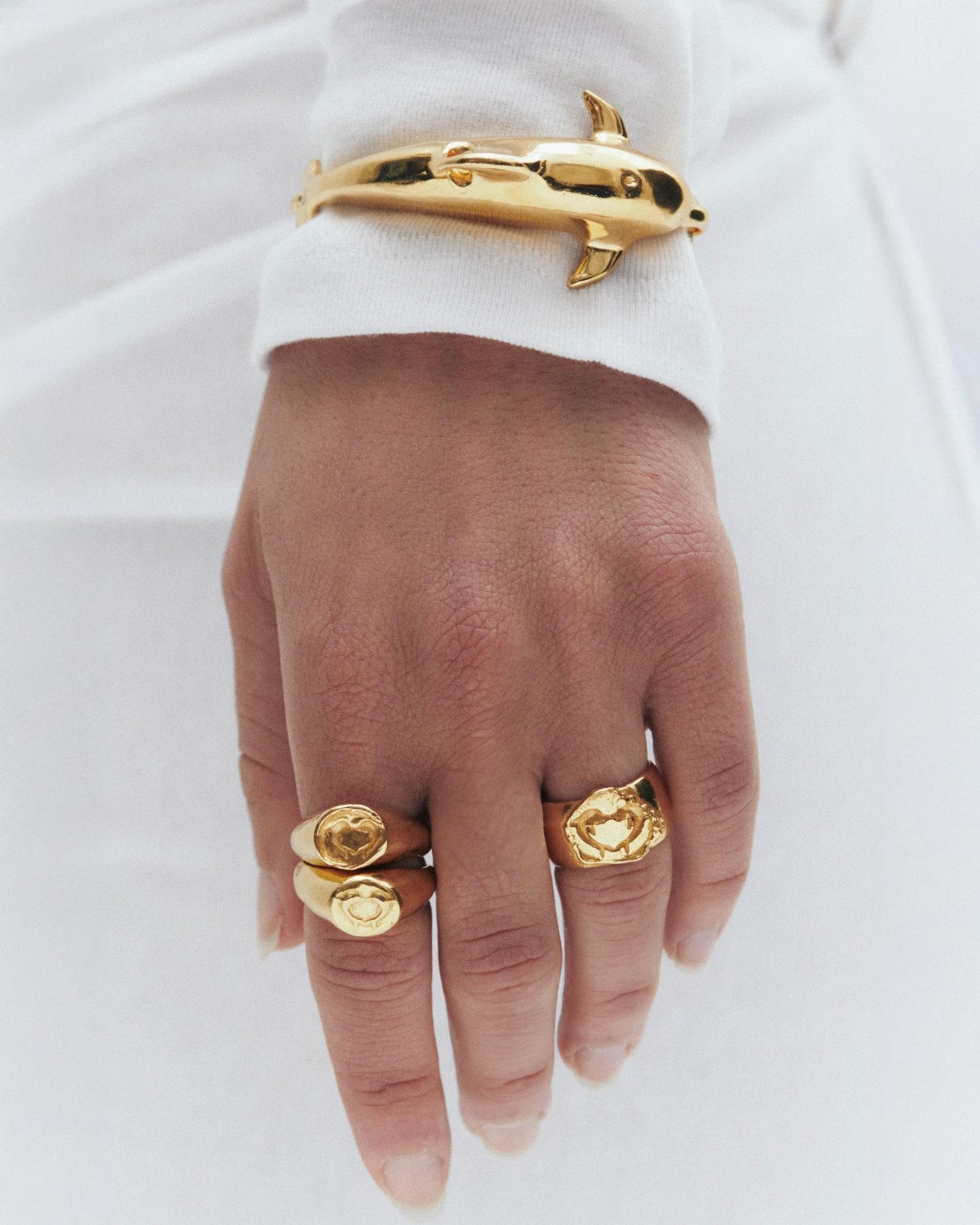 Simuero Beso 01 Ring Gold on model