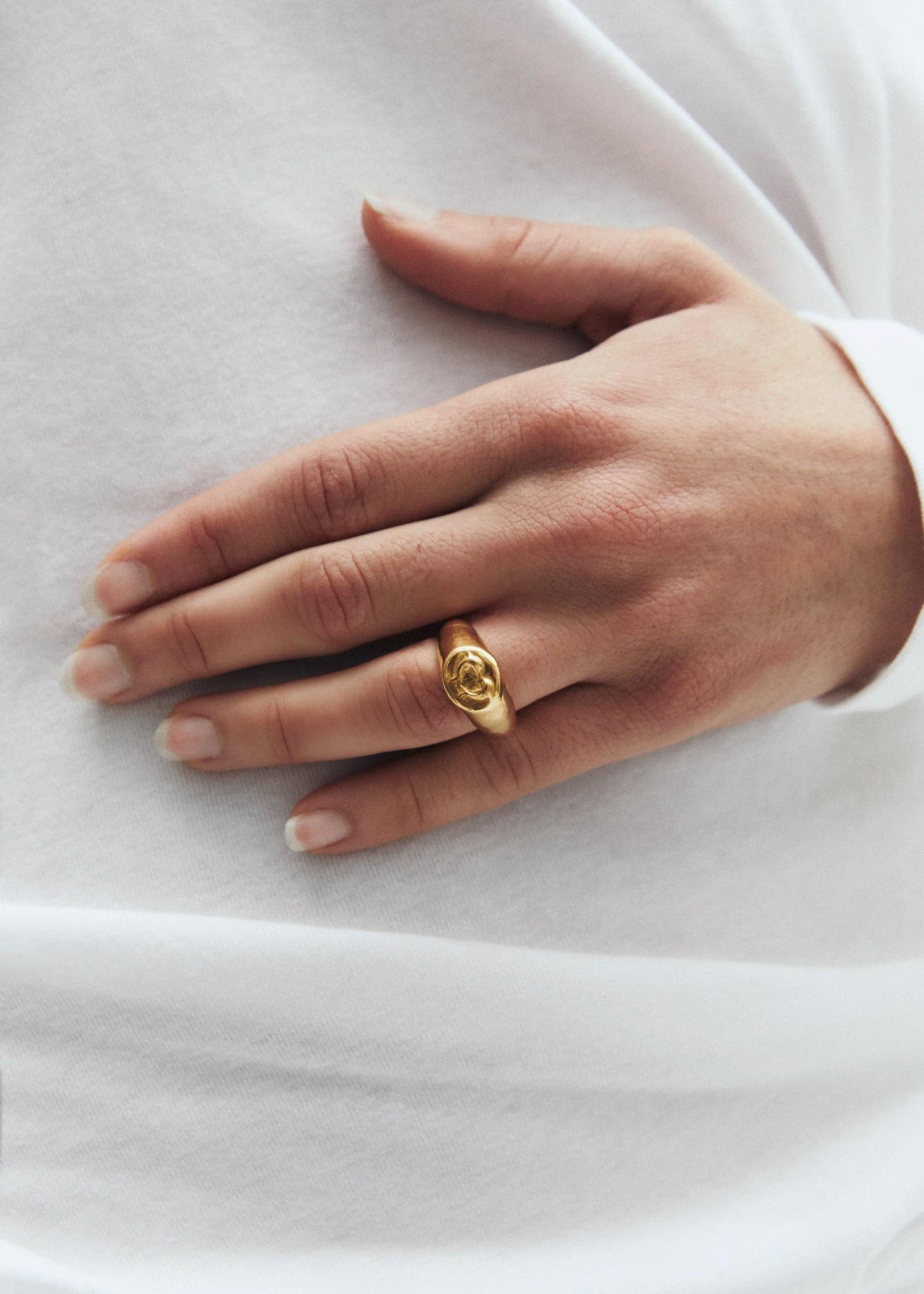 Simuero Beso 01 Ring Gold on model