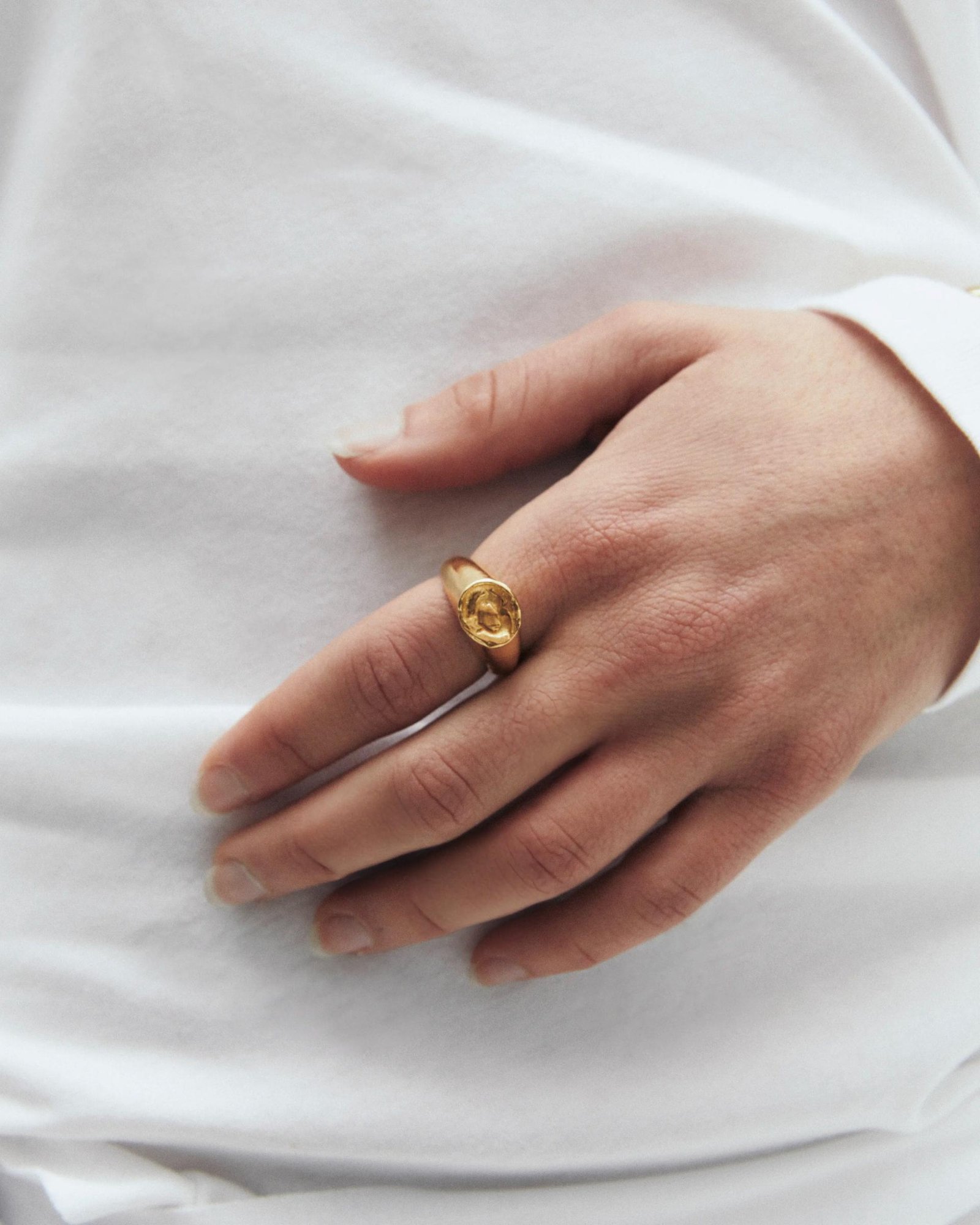 Simuero Beso 02 Ring Gold on model