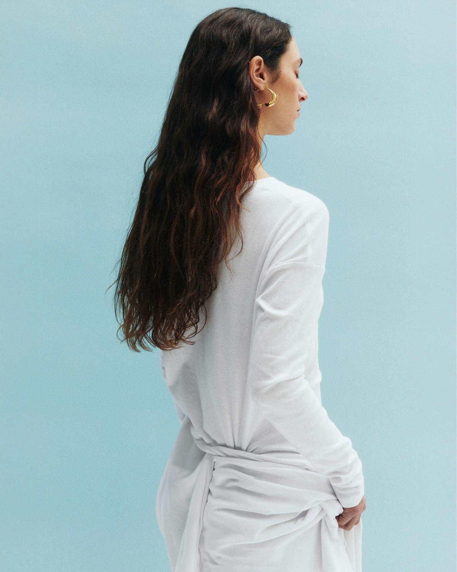 Simuero Los Delfines Hoop Earrings on model