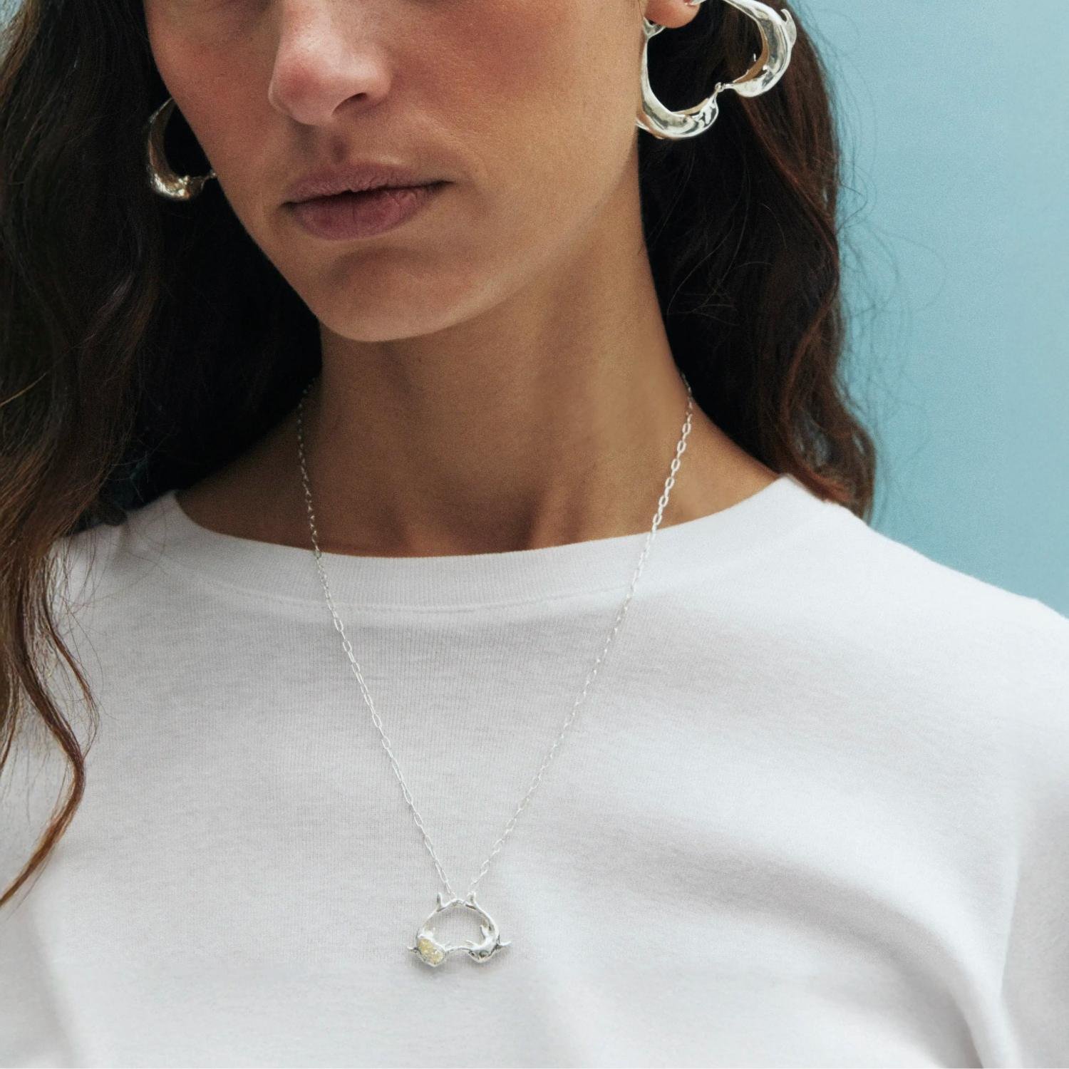 Simuero Los Delfines Necklace Silver on model