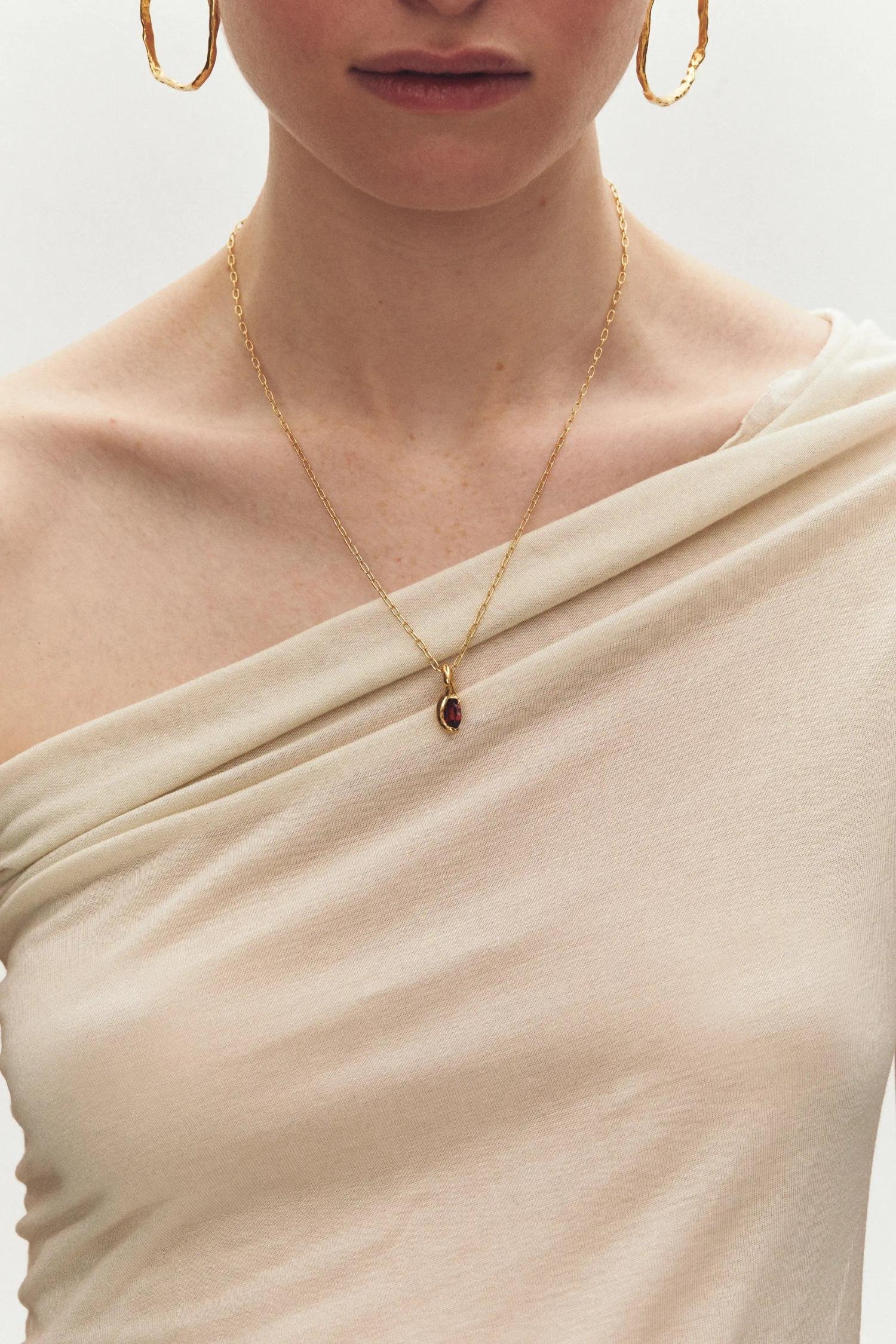 simuero enero necklace gold on model