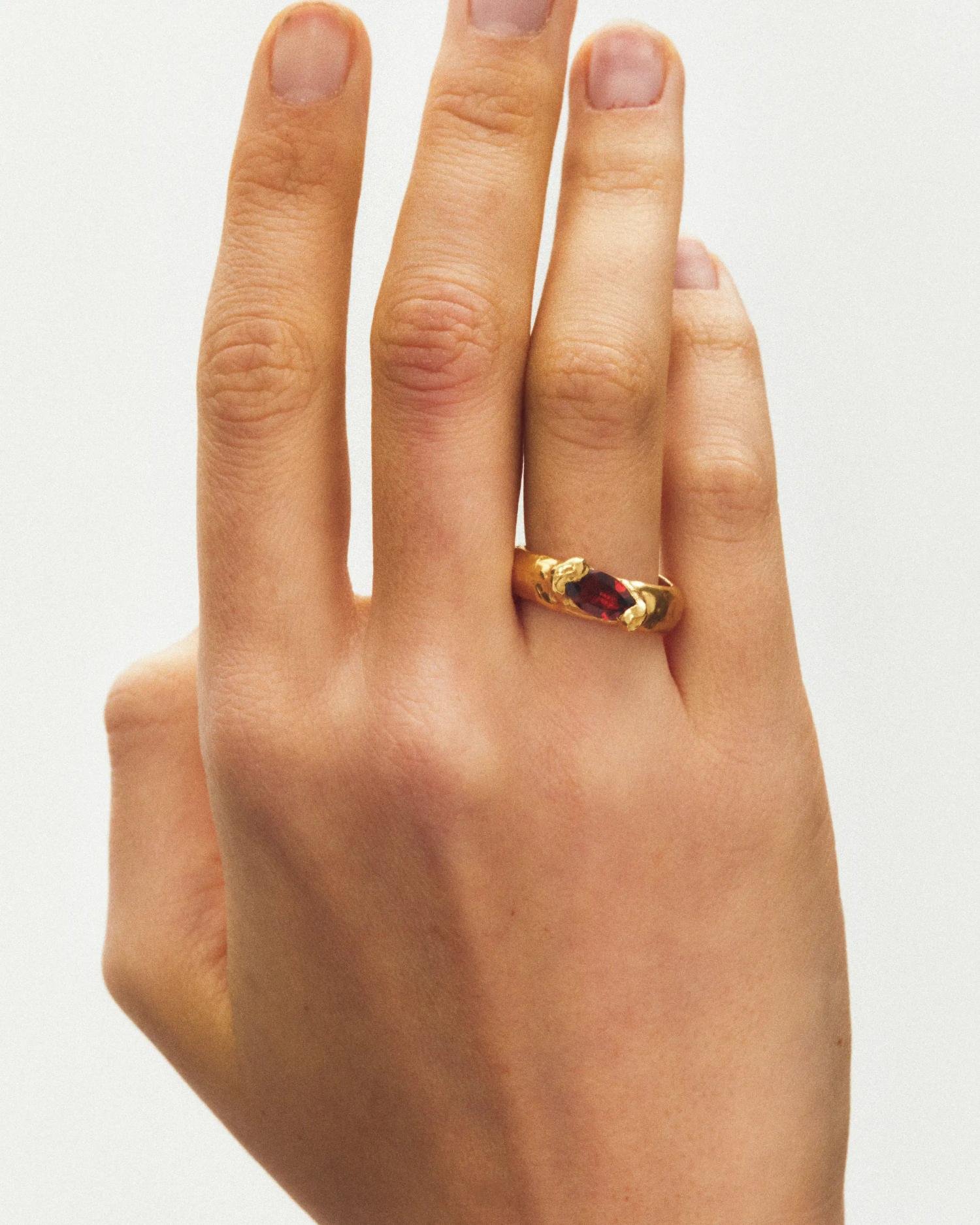 simuero enero ring gold on model