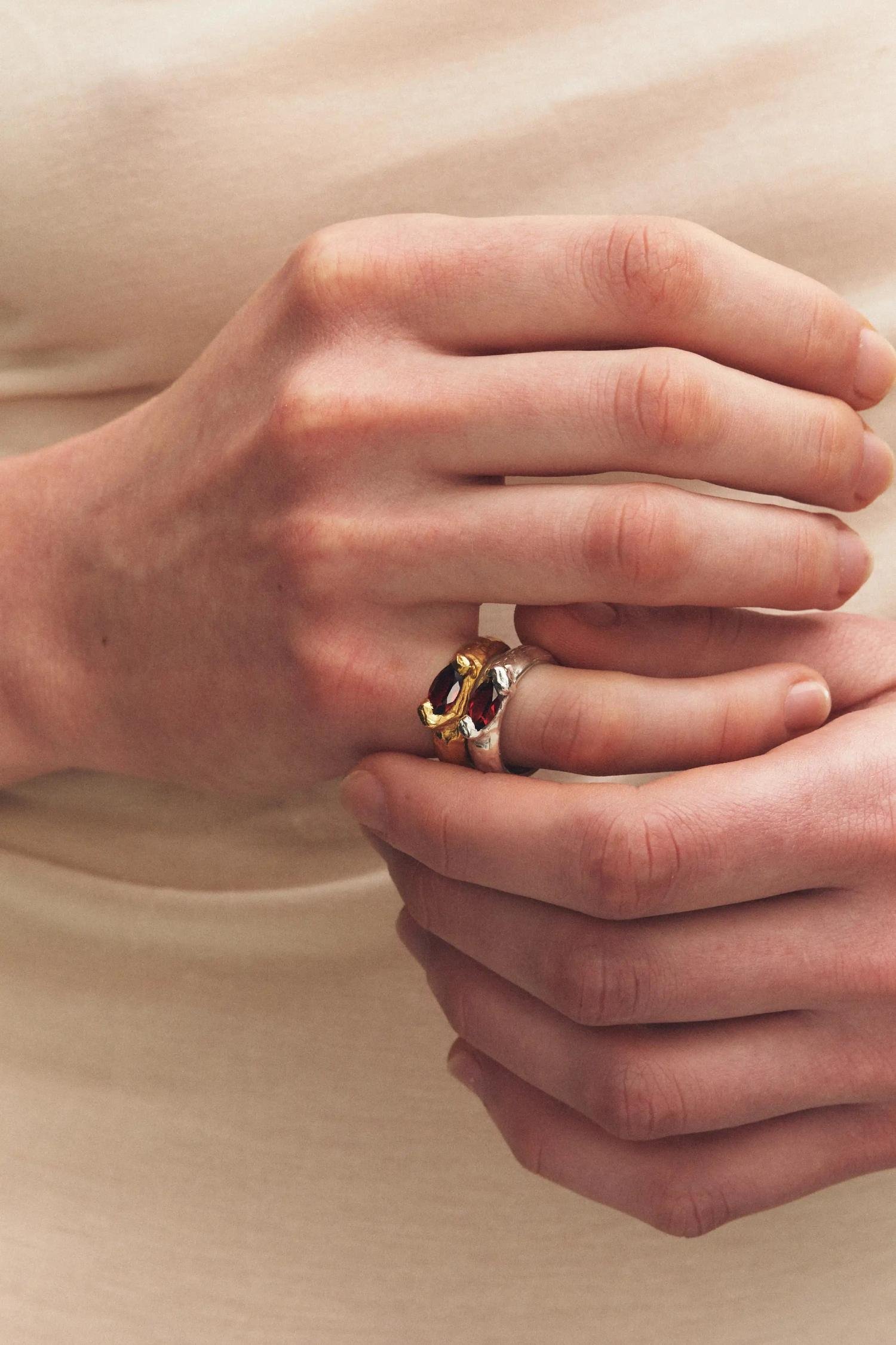 simuero enero ring silver on model