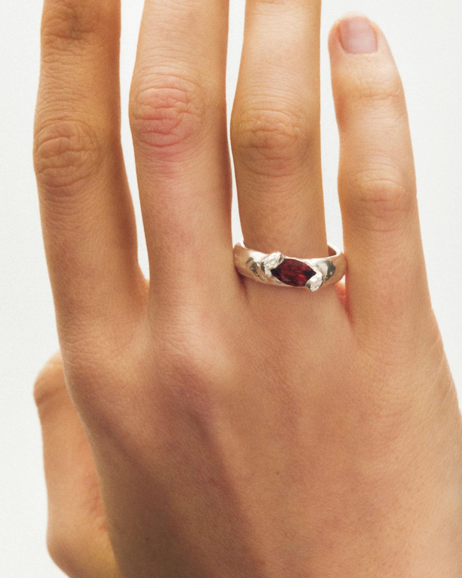 simuero enero ring silver on model