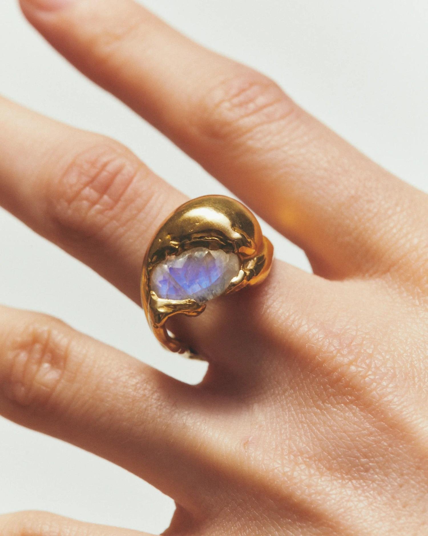 simuero junio ring gold on model