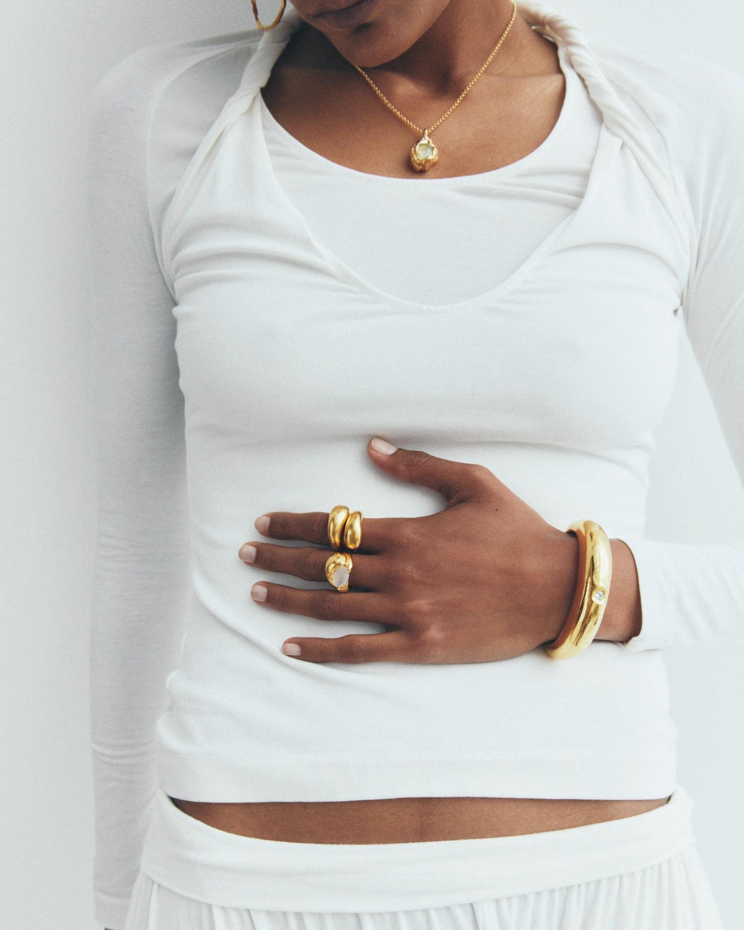 simuero junio ring gold on model