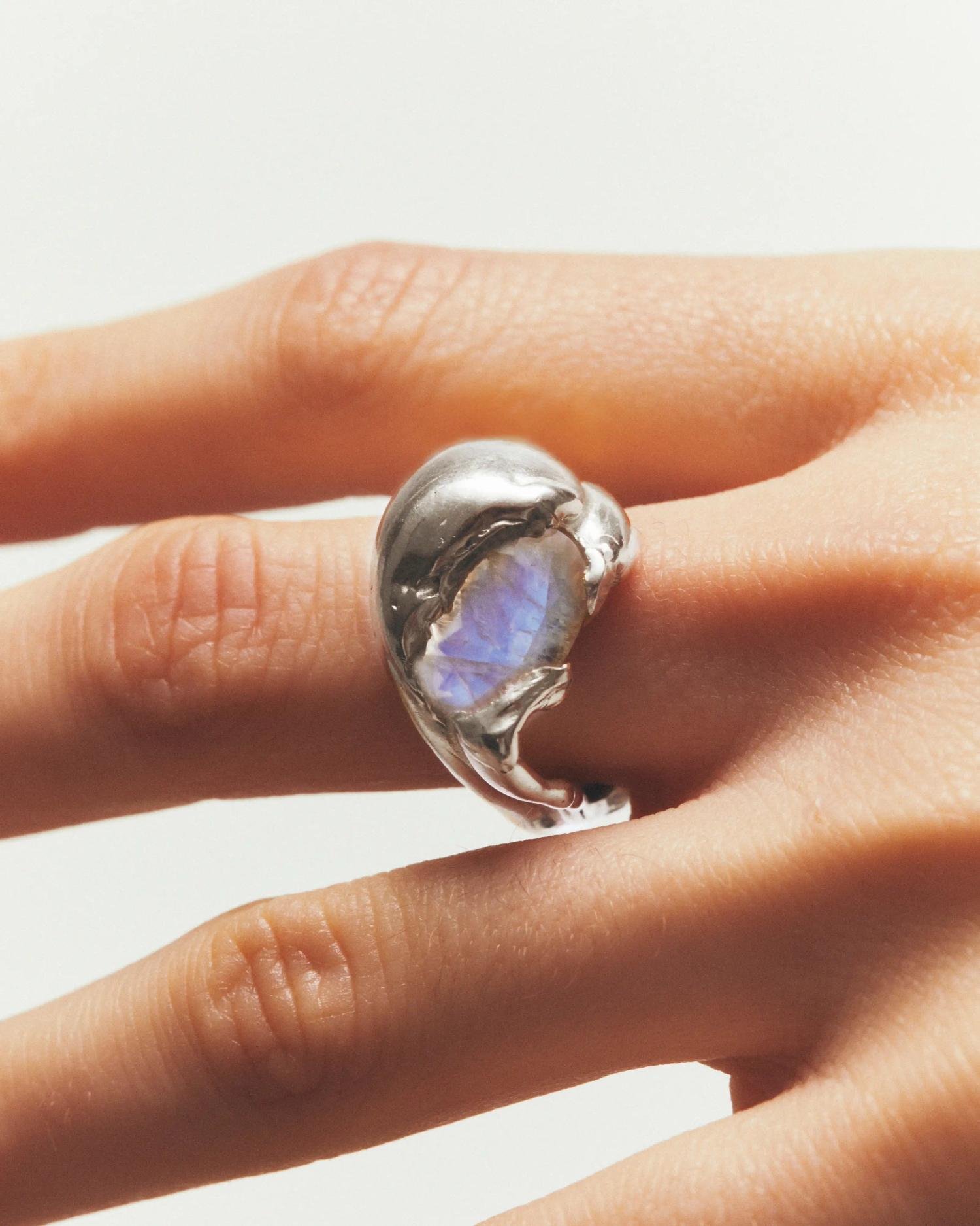 simuero junio ring silver on model