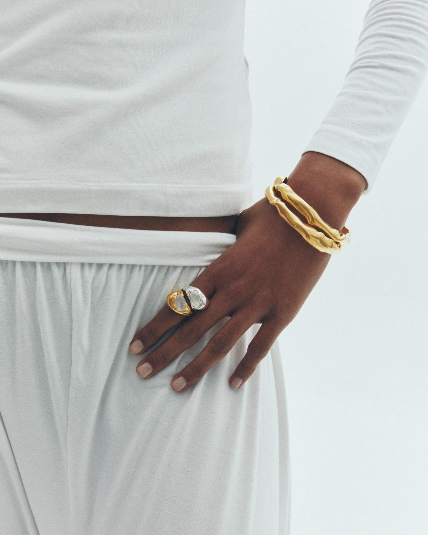 simuero junio ring silver on model