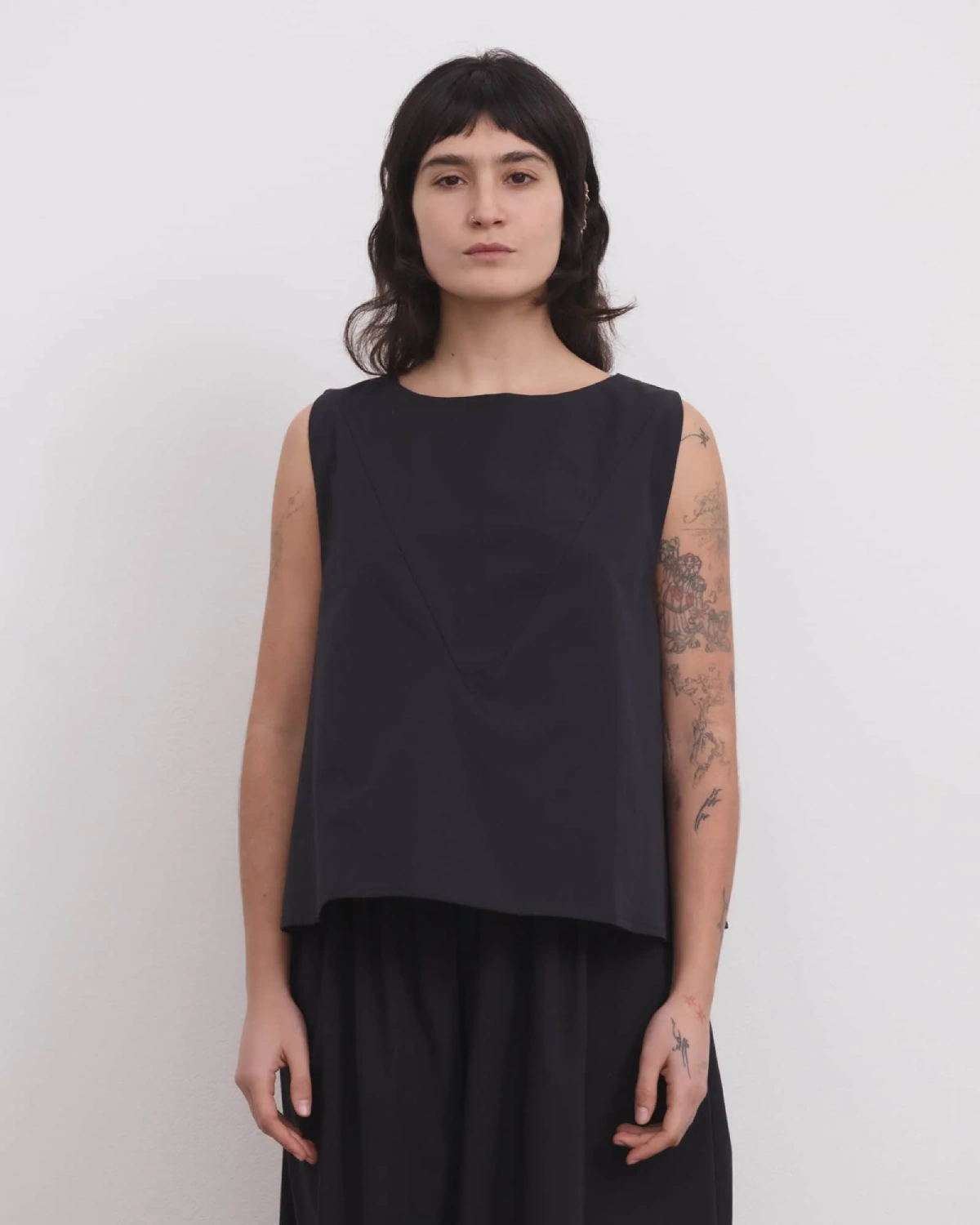 Baserange Tres Top Black front view on model