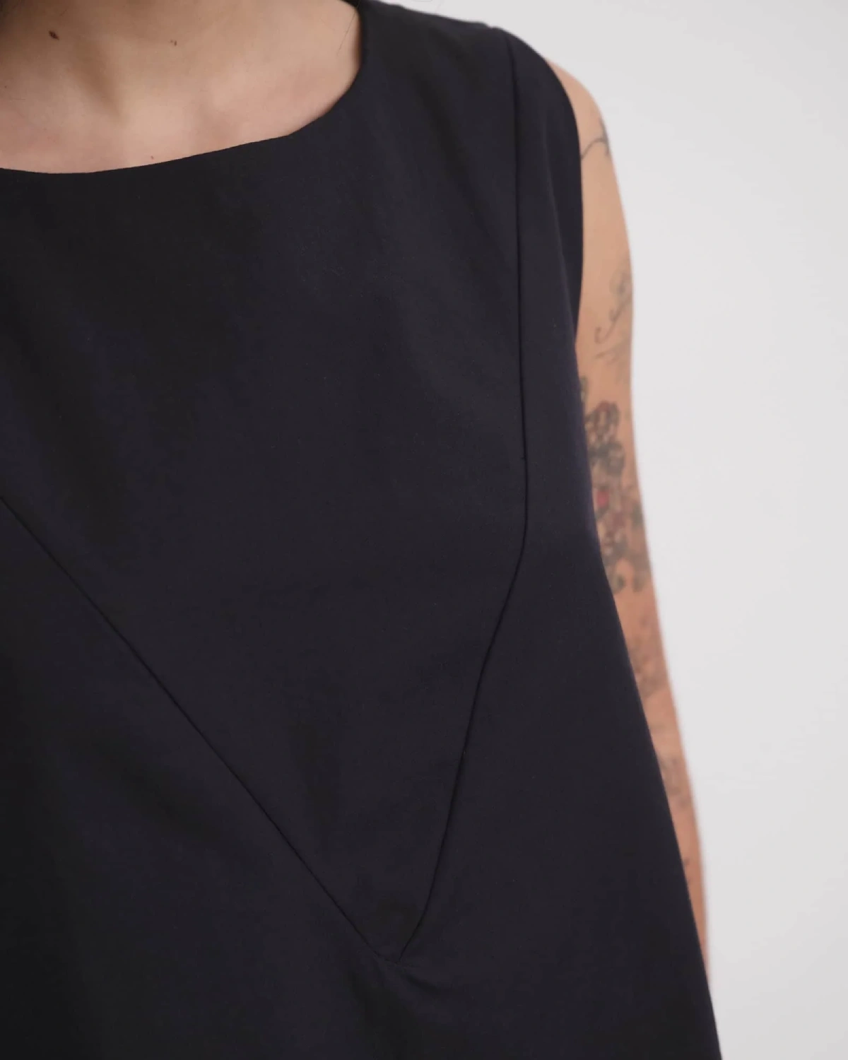 Baserange Tres Top Black front view detail