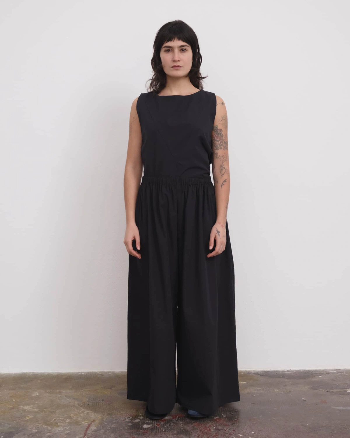 Baserange Tres Top Black front view on model