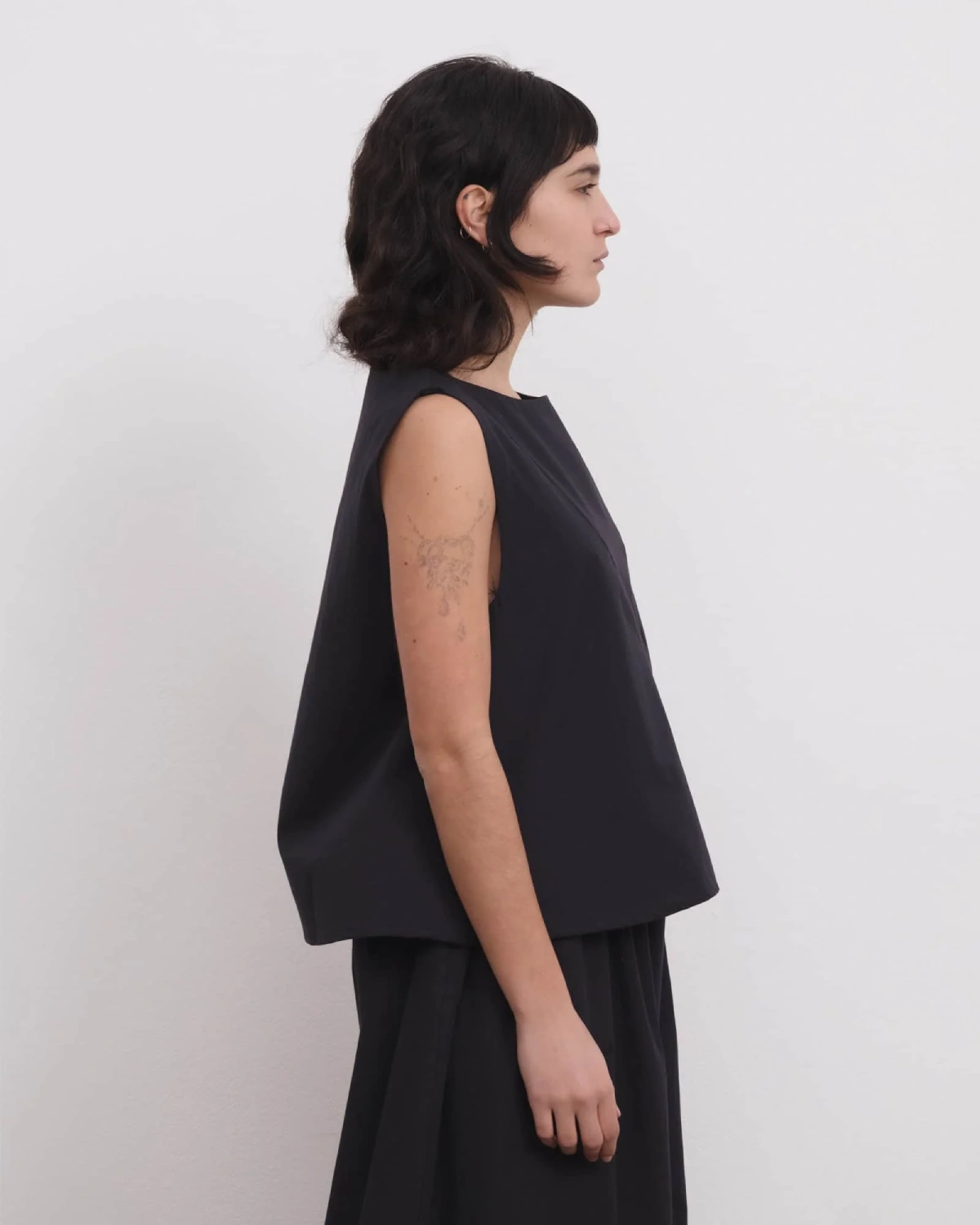 Baserange Tres Top Black side view on model