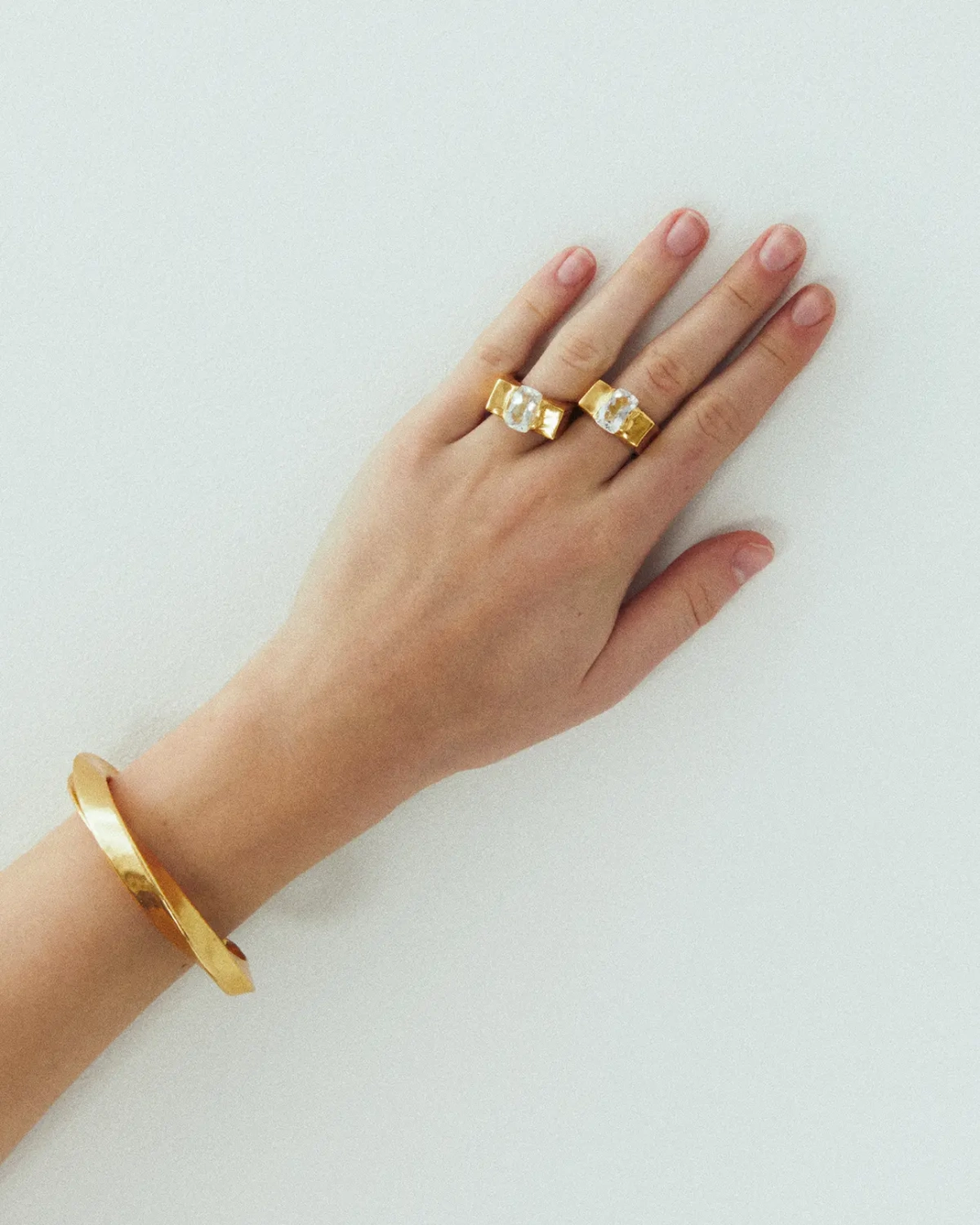 Simuero Jara Ring Gold on model