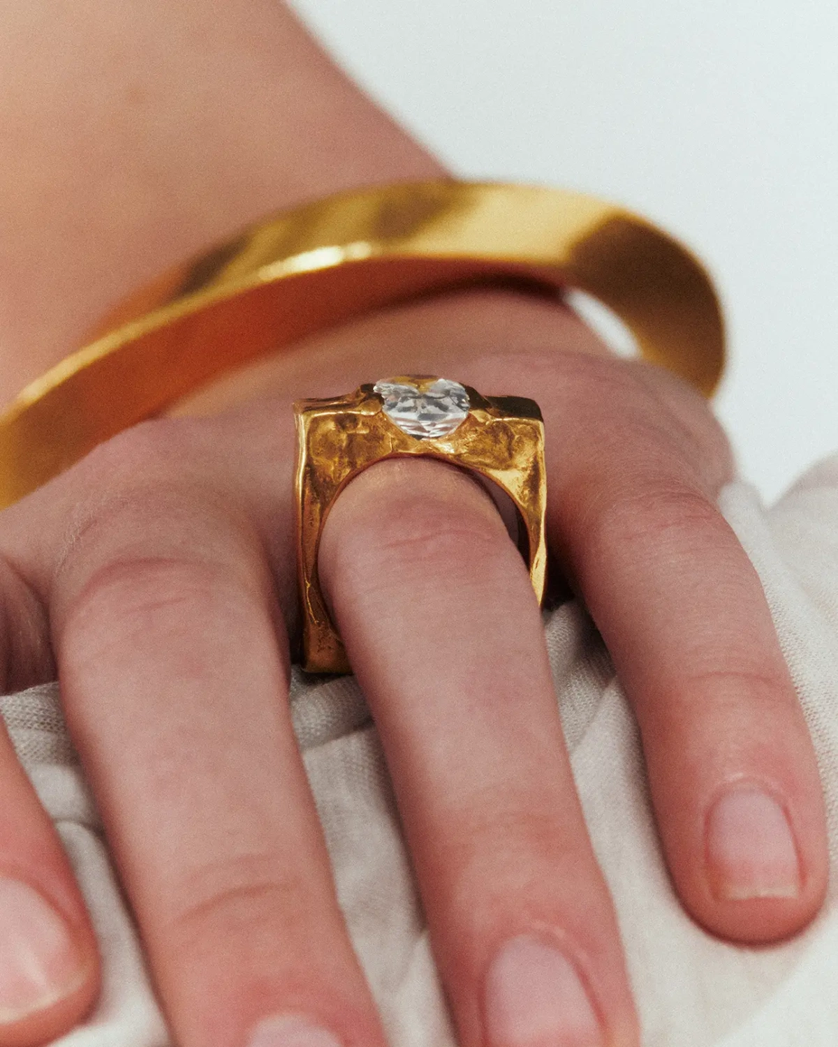 Simuero Jara Ring Gold on model
