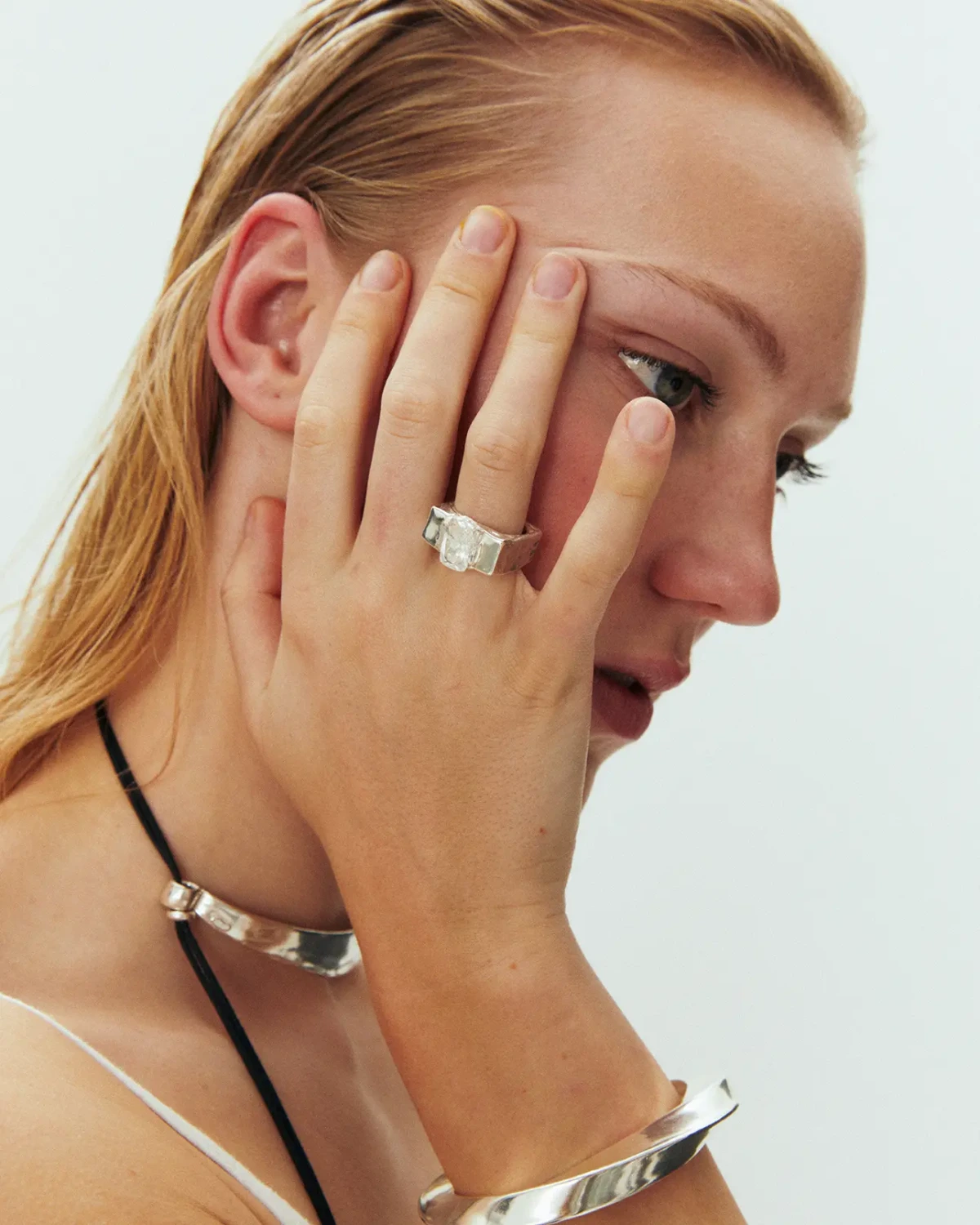 Simuero Jara Ring Silver on model