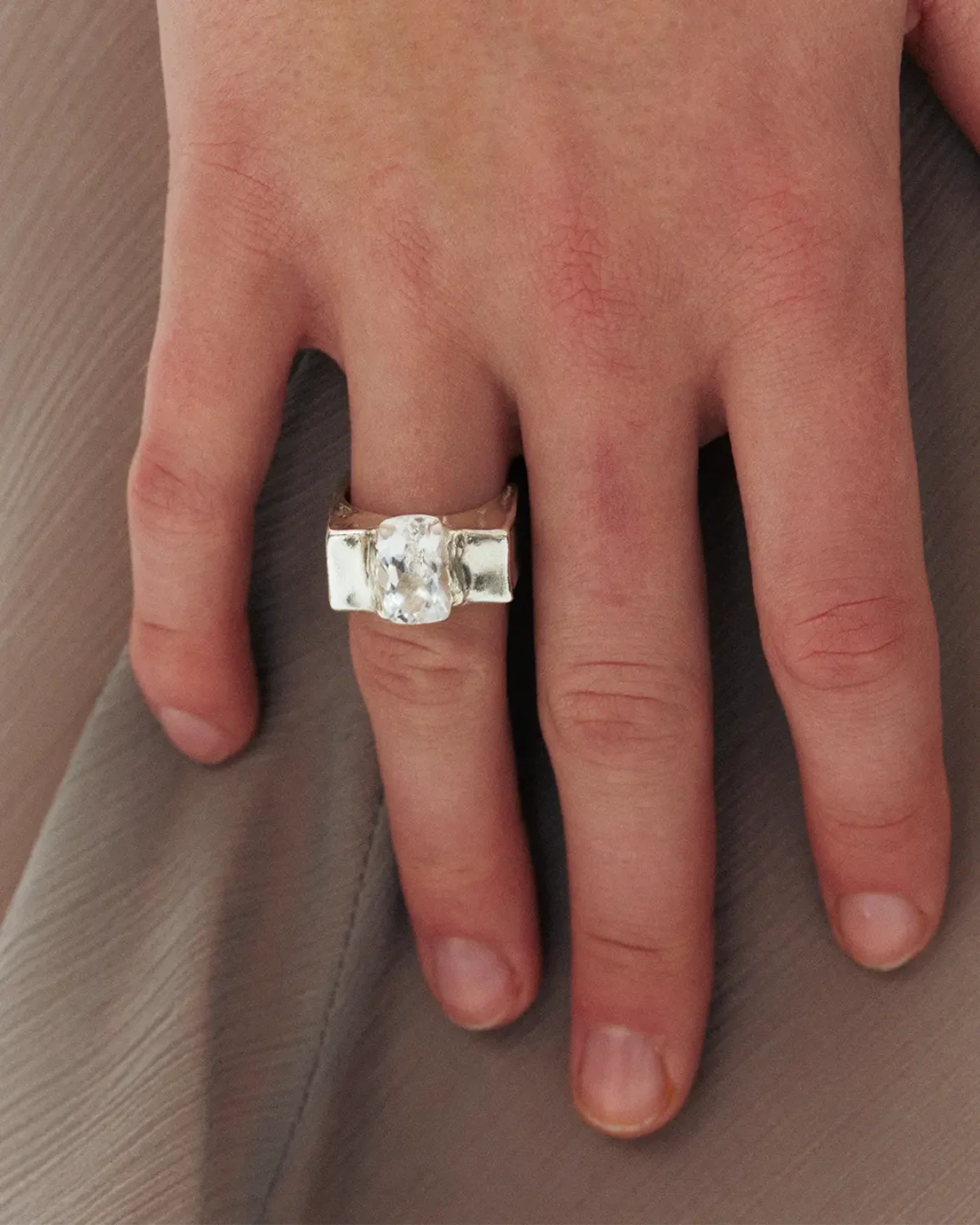 Simuero Jara Ring Silver on model